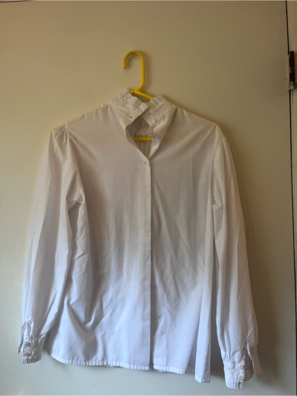 Orvis Women’s Embroidered Classic White Long-Sleeve Shirt with Stand Collar